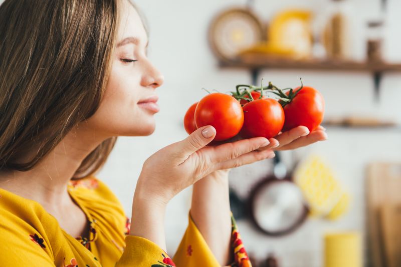 Jak zadbać o pomidory aby bujnie kwitły i obficie owocowały – trzy kluczowe techniki pielęgnacji